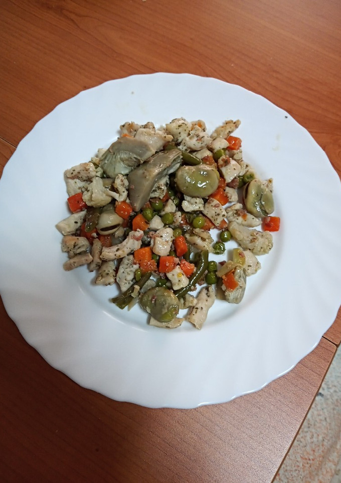 Una foto de Salteado de pollo con menestra de verduras