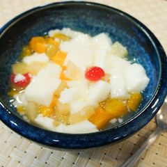 A picture of Almond Tofu with Fruit Cocktail.