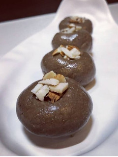 ચોકલેટ લાડુ(Chocolate Ladoo Recipe in Gujarati) રેસીપી મુખ્ય ફોટો