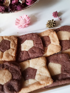 चोको एंड वैनिला कुकीज़ (Choco and vanilla cookies recipe in Hindi) रेसिपी मुख्य फोटो