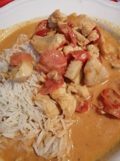 Una foto de Curry de pescado con cherrys