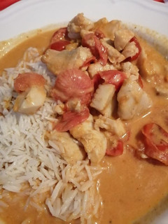A picture of Curry de pescado con cherrys.