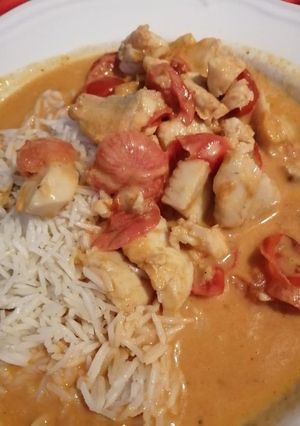 Una foto de Curry de pescado con cherrys