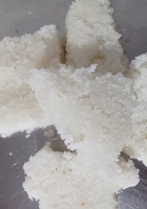 ટોપરા પાક (Topra Paak Recipe In Gujarati) રેસીપી મુખ્ય ફોટો