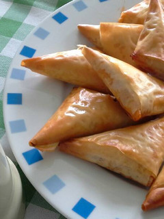 Una foto de Samosas de buey con salsa de azafrán