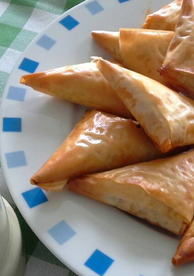 Una foto de Samosas de buey con salsa de azafrán