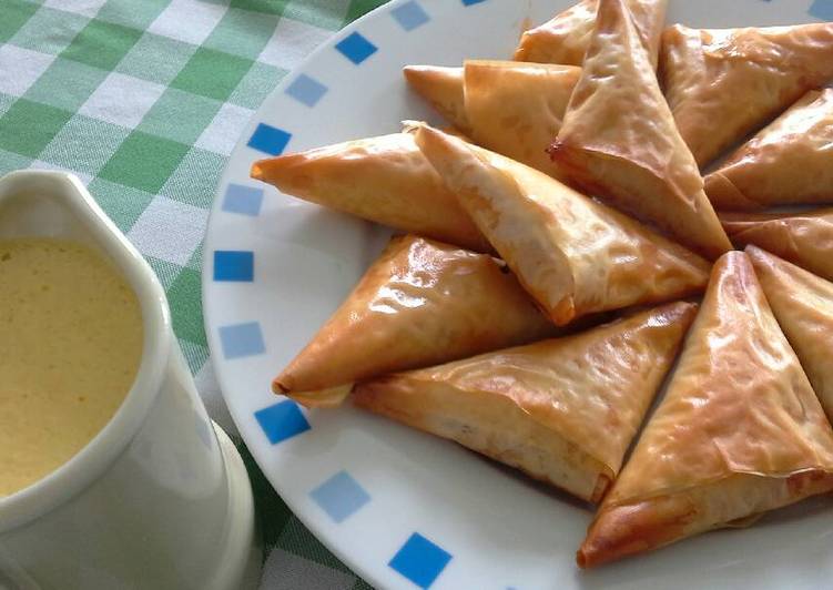 Samosas de buey con salsa de azafrán