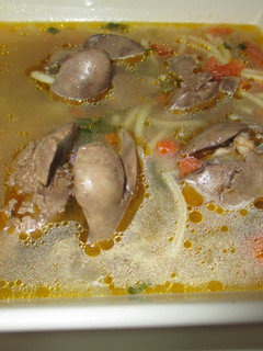 Una foto de Consomé con higadillos de pollo y fideo