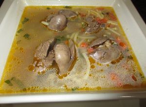 Foto principal de Consomé con higadillos de pollo y fideo