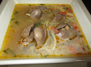 Una foto de Consomé con higadillos de pollo y fideo