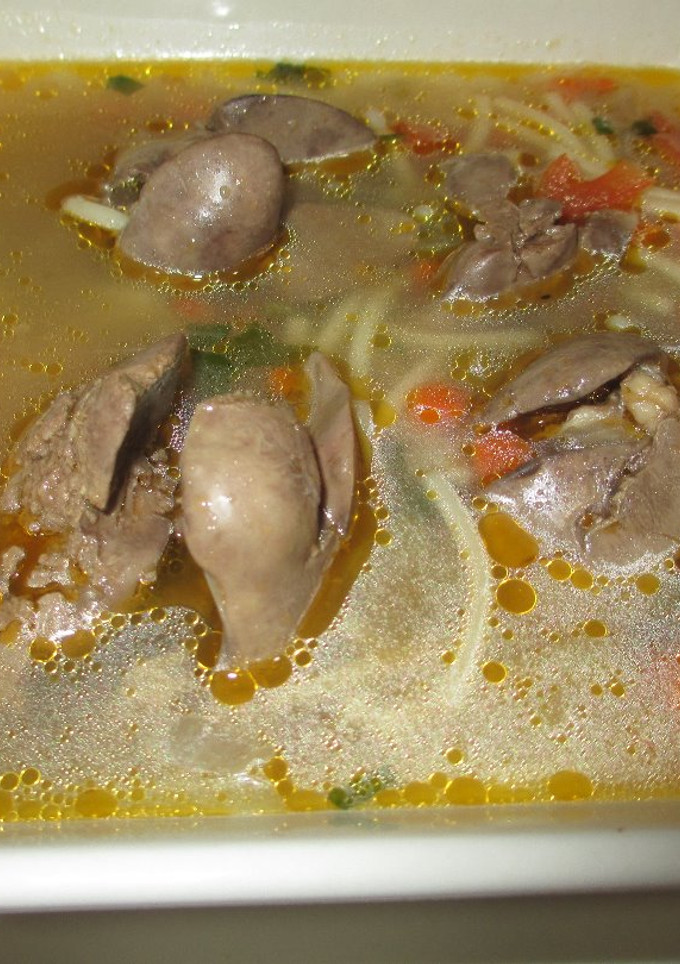 Una foto de Consomé con higadillos de pollo y fideo