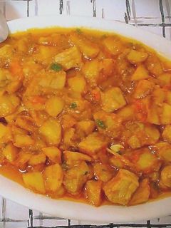 Una foto de Magro de cerdo con sofrito de tomate y patatas fritas