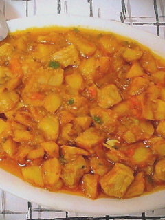 Una foto de Magro de cerdo con sofrito de tomate y patatas fritas