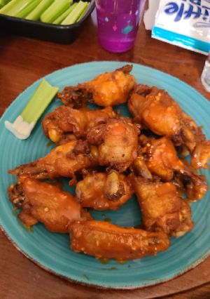 A picture of Buffalo Garlic Chicken Wings.