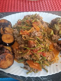 Una foto de Carne picada con espárragos trigueros, tomate y cebolla