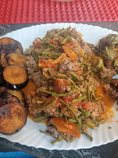 Una foto de Carne picada con espárragos trigueros, tomate y cebolla
