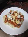 Pasta con salsa de salchicha y huevo duro picado