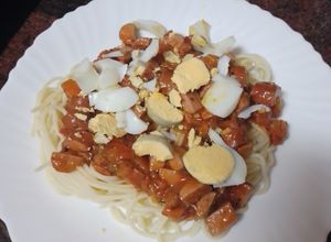 Foto principal de Pasta con salsa de salchicha y huevo duro picado