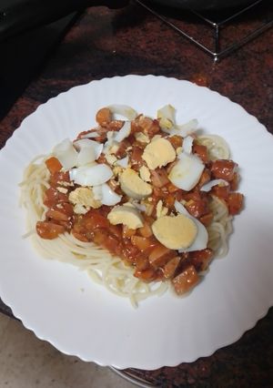 Una foto de Pasta con salsa de salchicha y huevo duro picado