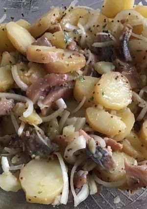 Une photo de Salade de pommes de terre aux harengs et moutarde à l ancienne