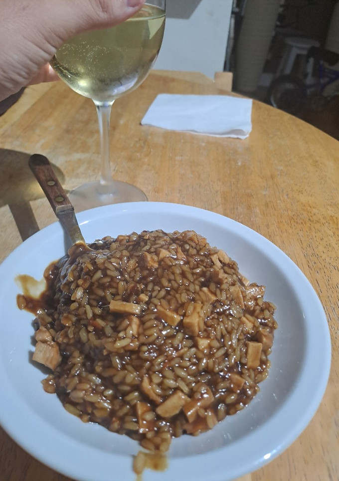 Una foto de Bondiola con arroz en salsa Teryaki (o Teriyaki, no sé), va con otras carnes de cerdo