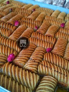 صورة لوصفة حلوى منقشة ومعسلة بذوق البقلاوة 🍯🥜