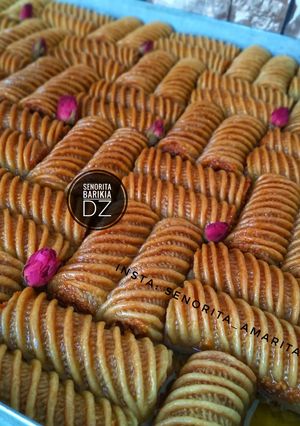 صورة لوصفة حلوى منقشة ومعسلة بذوق البقلاوة 🍯🥜