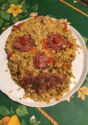 Une photo de Crâne de céréales au tomates, parmesan et lonzo