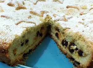 Una foto de Torta manjar de ricota y pasas 😋😋