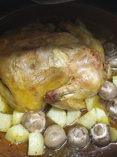 Una foto de Pollo asado, patatas y champiñones