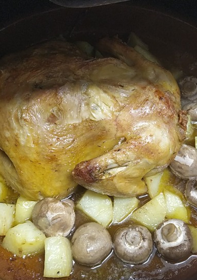 Una foto de Pollo asado, patatas y champiñones