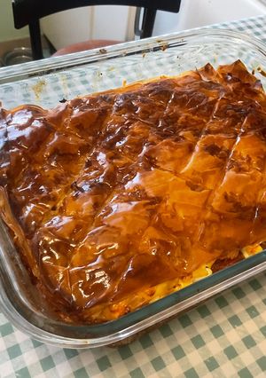 Une photo de Carottes façon baklava à la feta, jambon, raisins et amandes