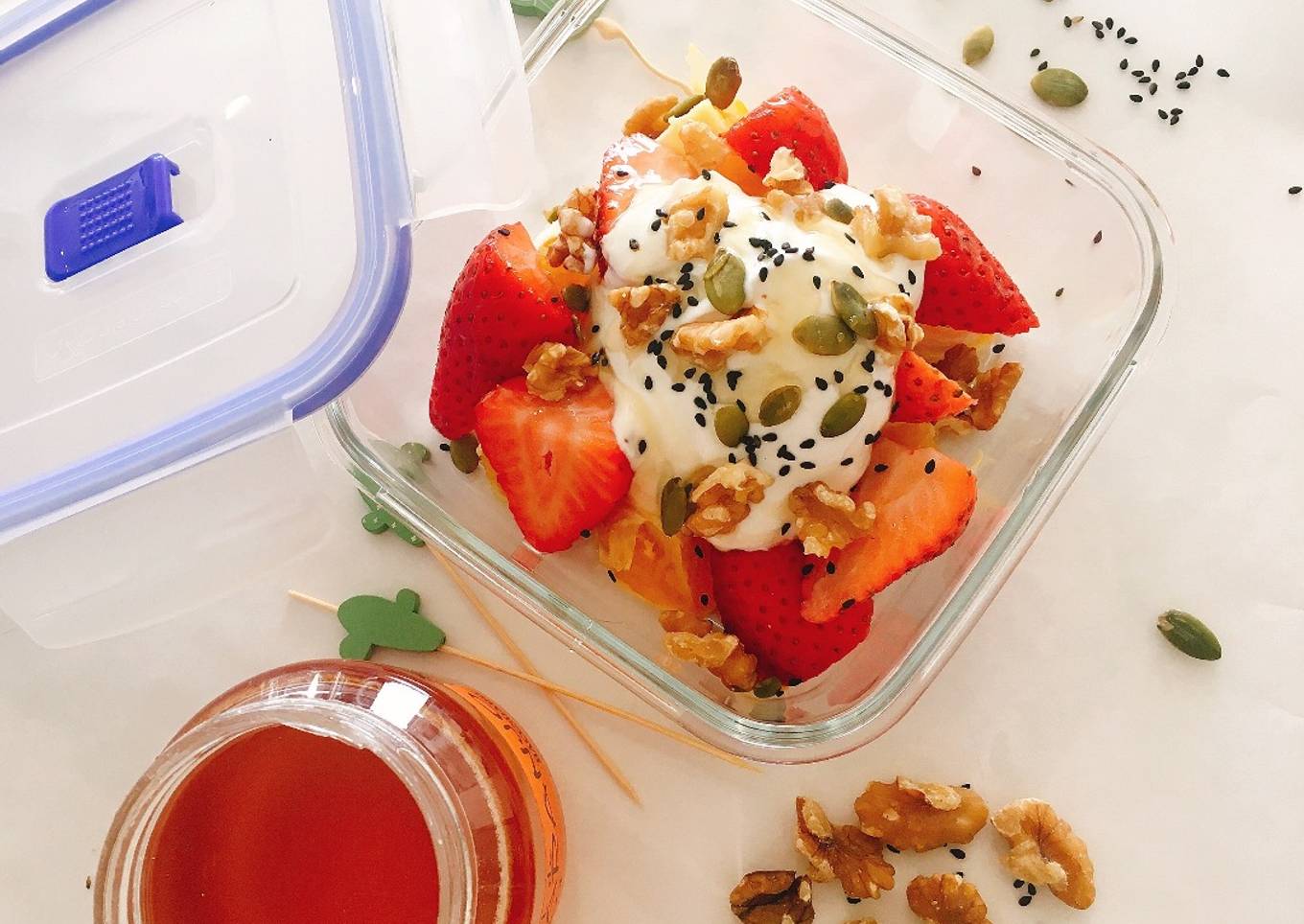 Almuerzo en tupper: fresas, naranja y yogur griego con nueces y semillas🍓