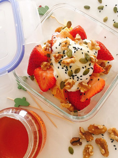 Una foto de Almuerzo en tupper: fresas, naranja y yogur griego con nueces y semillas🍓
