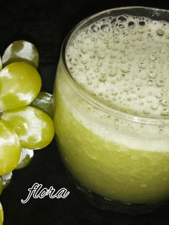 A picture of Green grapes juice.