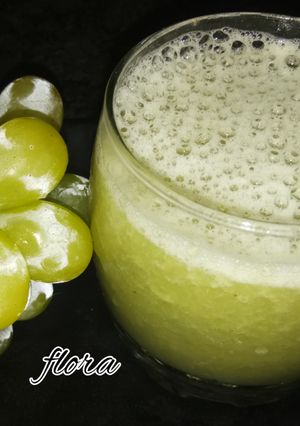 A picture of Green grapes juice.
