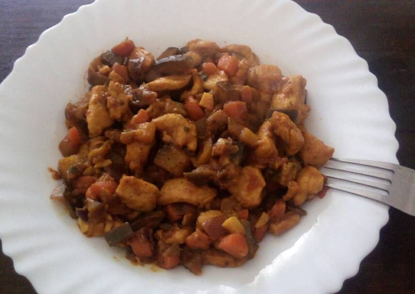 Pollo con pisto al curry