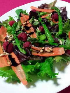 Una foto de Ensalada con espárragos verdes y frambuesas