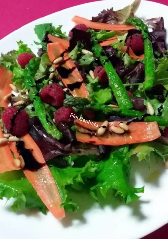 Una foto de Ensalada con espárragos verdes y frambuesas
