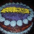 Torta de chocolate rellena con crema y mermelada de frambuesa