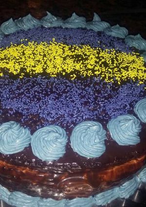 Una foto de Torta de chocolate rellena con crema y mermelada de frambuesa