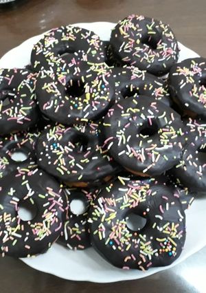 A picture of Chocolate donuts.