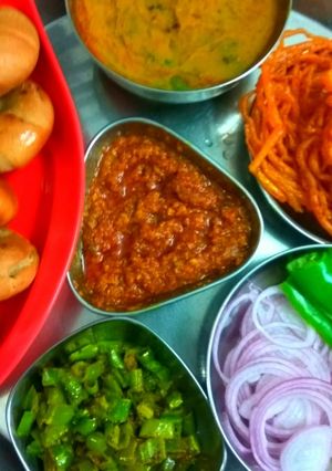 दाल बाटी लहसुन की चटनी (Dal bati lahsun ki chutney recipe in Hindi) रेसिपी मुख्य फोटो