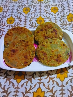 લીલા લસણ ના ઢેબરા (Lila Lasan Dhebra Recipe In Gujarati) રેસીપી મુખ્ય ફોટો