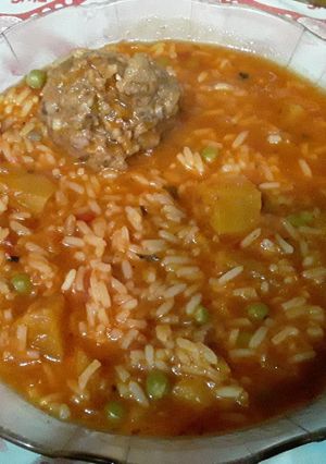 Una foto de 🍲Guisito de arroz y albóndigas con papa batata y arvejas 😛