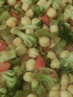 Una foto de Garbanzos con brécol y pimientos