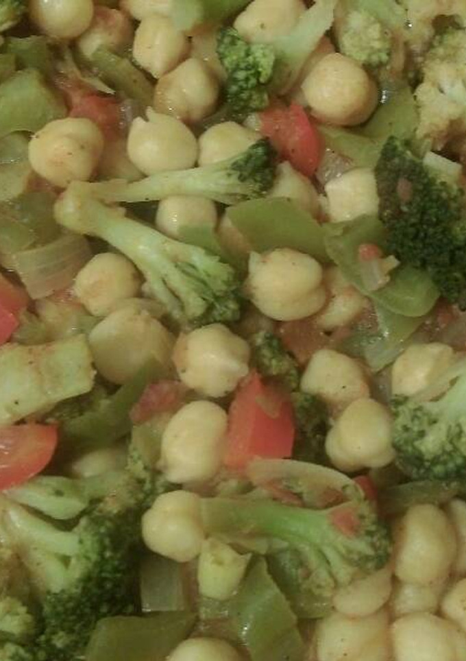 Una foto de Garbanzos con brécol y pimientos