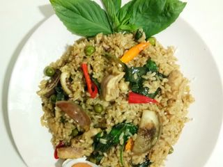 ข้าวผัดพริกแกงเขียวหวานไก่
