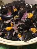 Moules épicées aux oignons rouges, ail fumé et sauce roquefort