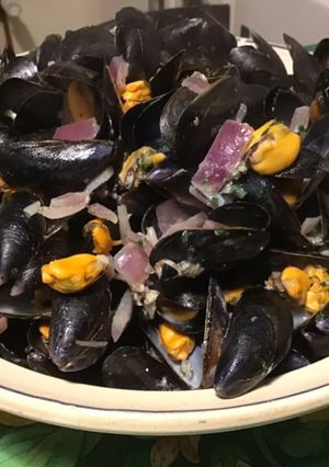 Une photo de Moules épicées aux oignons rouges, ail fumé et sauce roquefort